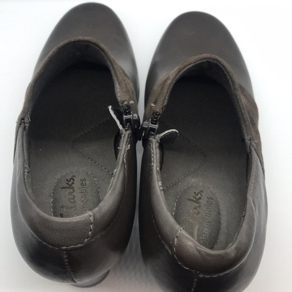 𝅺Clarks Women’s Brown Leather Ankle Booties 6M - Picture 6 of 15